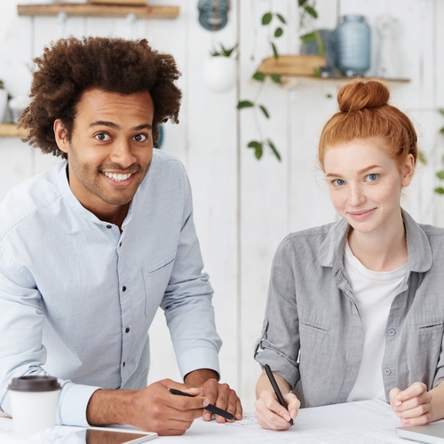 Deux employés du secteur tertiaire dans un bureau