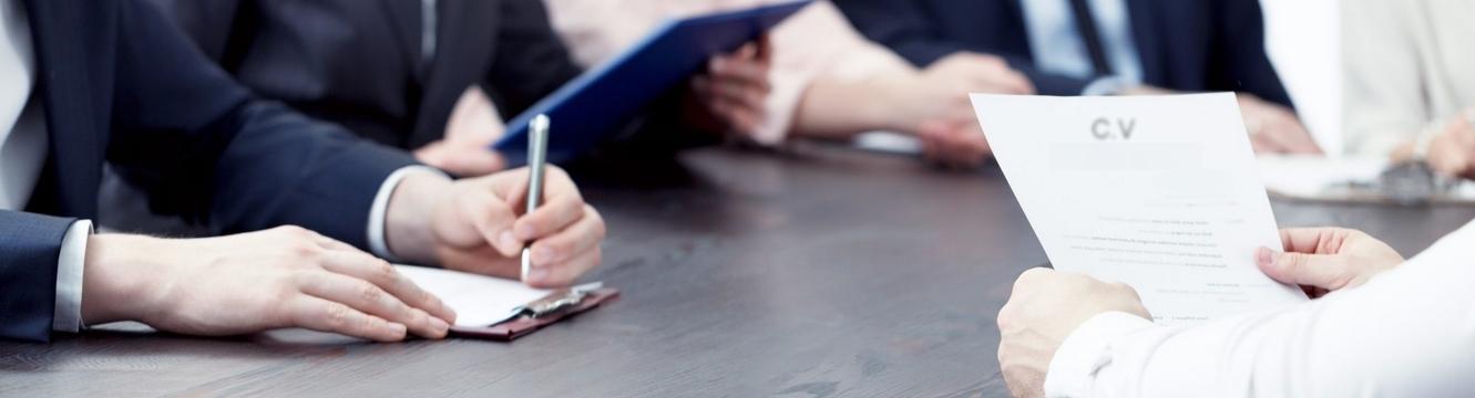 Un candidat présente son CV face à des recruteurs à Metz