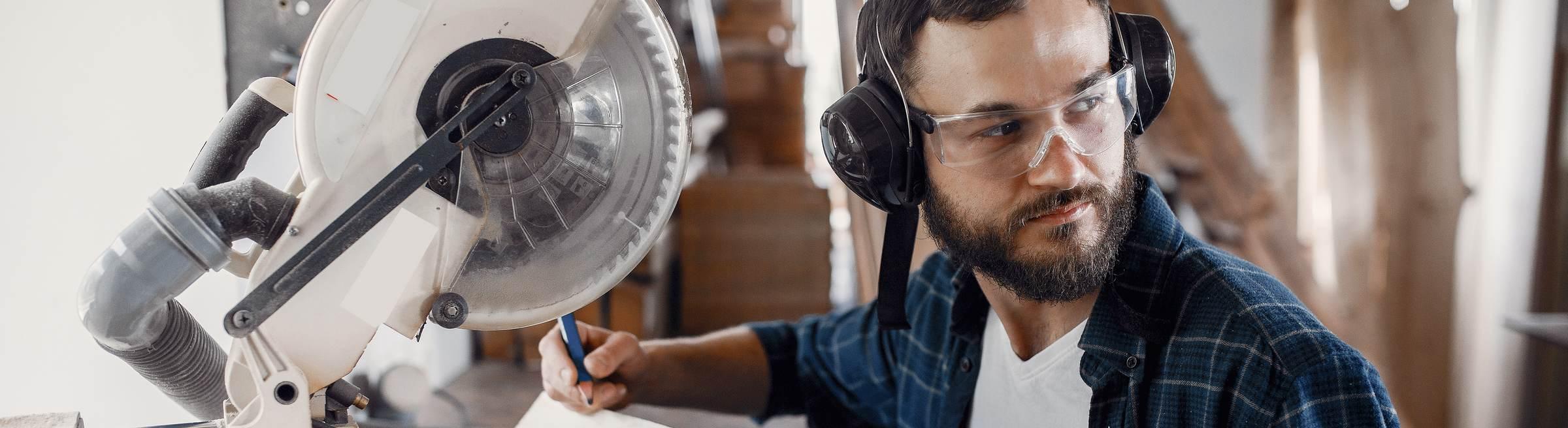 Un menuisier du secteur du BTP dans son atelier