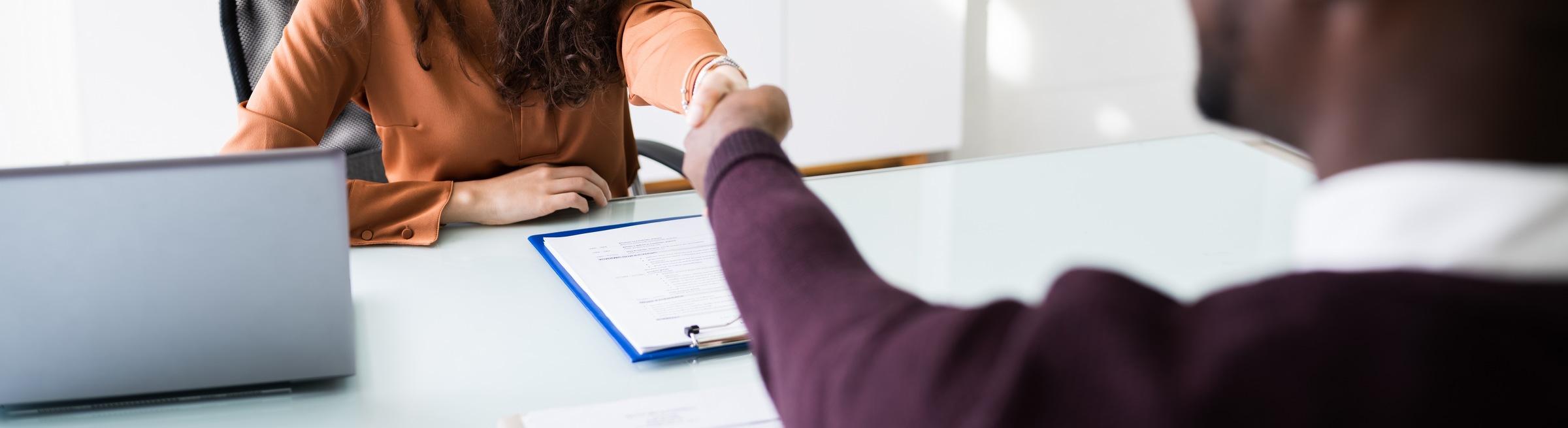 Un candidat face à un recruteur